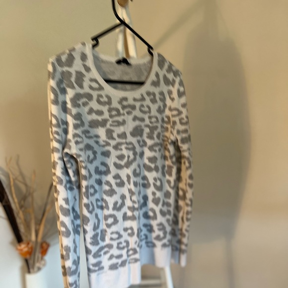 Ladies Sweater Snow Leopard Print - Picture 3 of 6